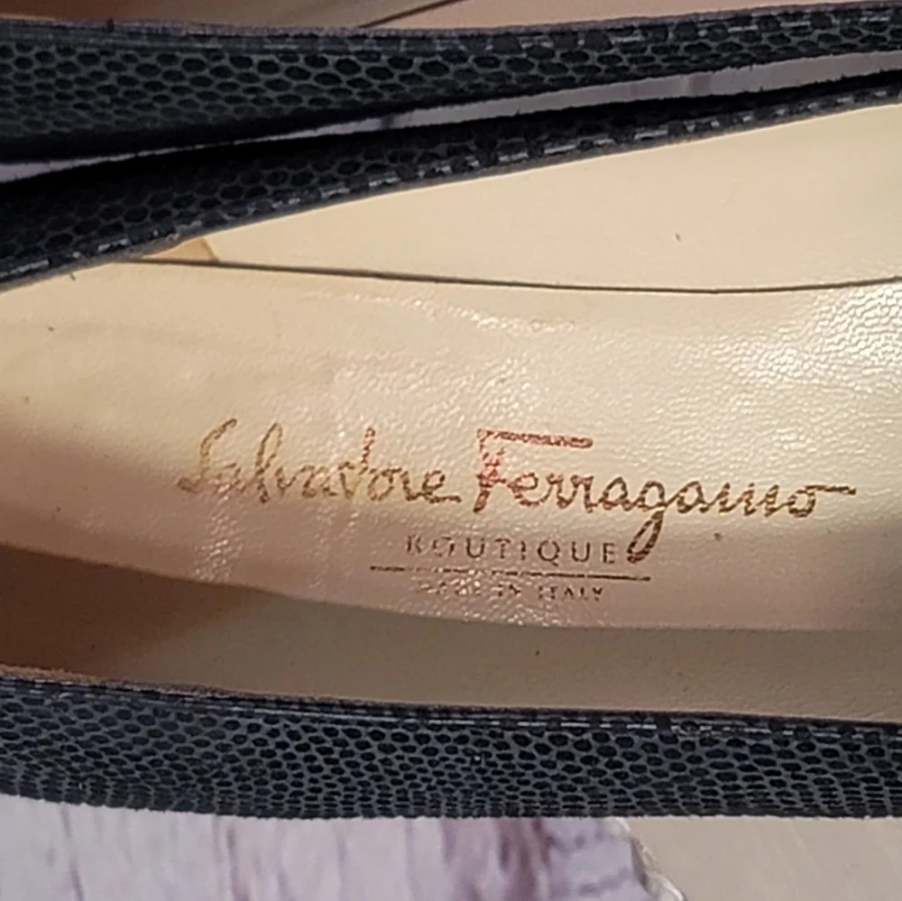 Vintage Salvatore Ferragamo Black Pebble Textured Suede Low Heel Pumps Italy 9B